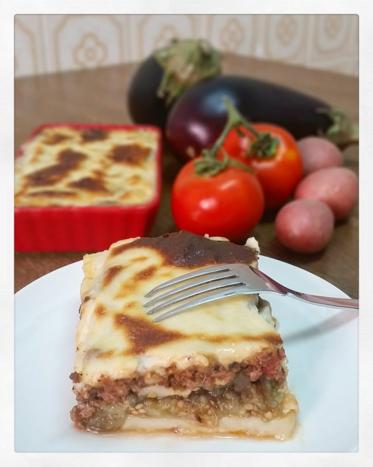 מוסקה עם חציל קלוי ויין לבן